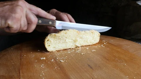 Cutting  bread on a wood surface. Vidéo 94665785