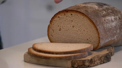 Cutting bread(close up). Vidéo 86251864