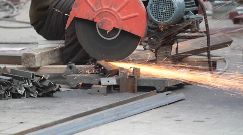 Cutting building material with electronic saw. Video stock 31517540
