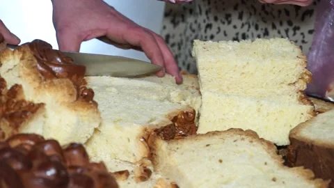 Cutting buttery wedding bread into pieces. Ukrainian traditional wedding cake Stock Footage 238025402