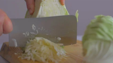 Cutting cabbage with a cleaver knife 動画素材 109552769