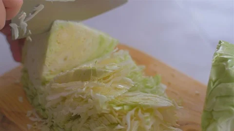 Cutting cabbage with a cleaver knife 動画素材 109553398