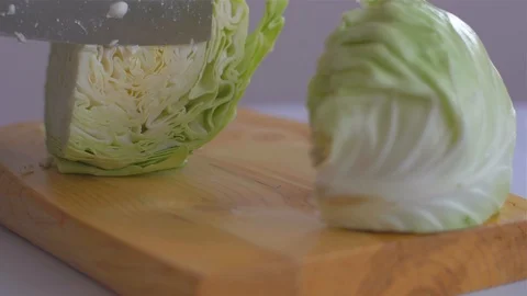 Cutting cabbage with a cleaver knife Vídeo Stock 109553624