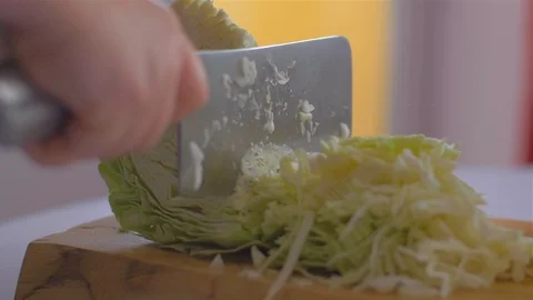 Cutting cabbage with a cleaver knife Vídeo Stock 109553991