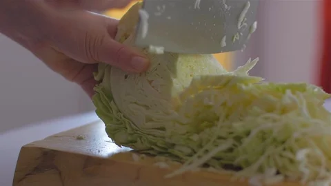 Cutting cabbage with a cleaver knife Vídeo Stock 109554181