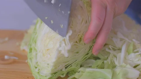 Cutting cabbage with a cleaver knife Vídeo Stock 109554245