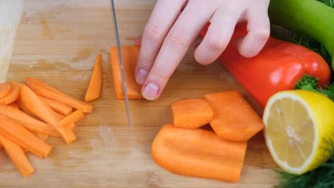 Cutting carrot Stockbeeldmateriaal 233262056