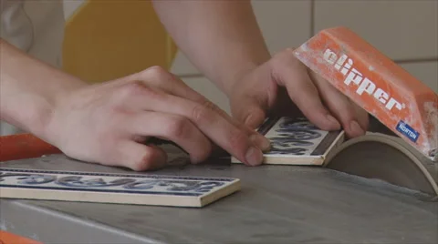 Cutting ceramic tiles 動画素材 43129634