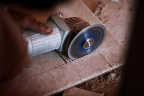 Cutting Ceramics Tile Stock-Fotos