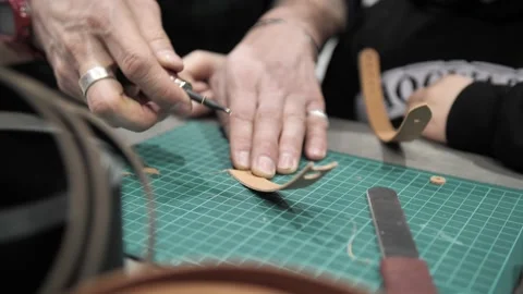 Cutting the chamfer from the skin Video stock 172146082