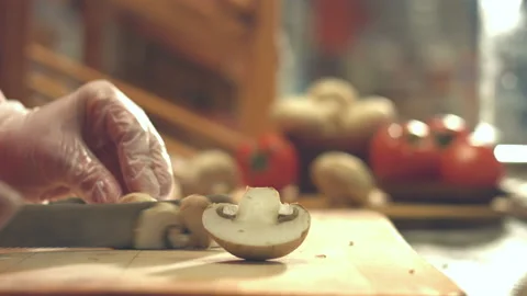 Cutting champignons on a cutting board. Stockbeeldmateriaal 86705063
