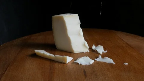 Cutting  cheese in  a wood surface. Vidéo 95841594