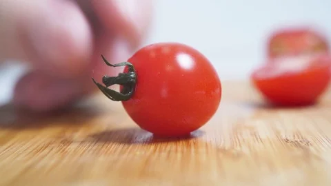 Cutting cherry tomato 库存影片 97287952