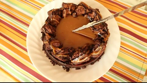 Cutting chocolate cake Vídeos de archivo 8833140