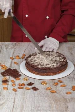 Cutting chocolate cake at a level level Foto stock