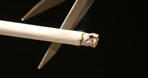 Cutting a cigarette with scissors 库存影片 162611487