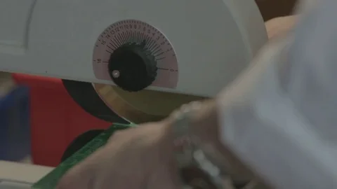 Cutting circuit board 库存影片 78857925