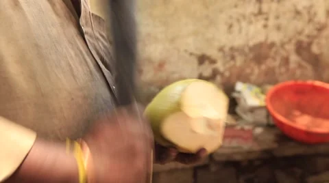 CUTTING COCONUT IN INDIA Видео 67675431