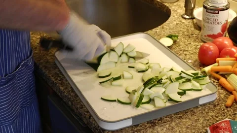 Cutting courgette or zucchini Vídeos de archivo 143720205