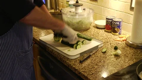 Cutting a cucumber Vídeos de archivo 143719978