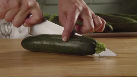 Cutting cucumber with a knife 動画素材 82276904