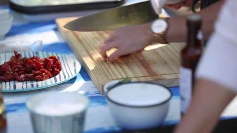 Cutting dried tomatoes 스톡 동영상 133749095