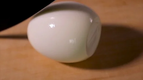 Cutting an egg with a black knife Vídeo Stock 111375807