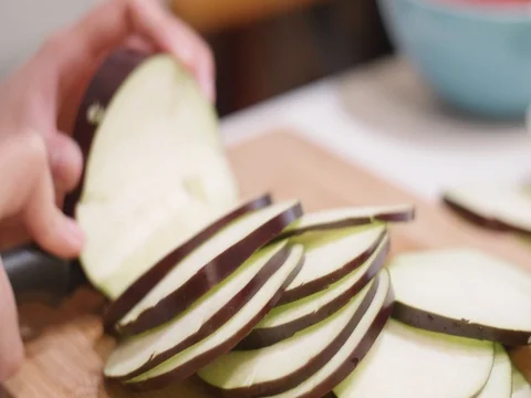 Cutting an eggplant  Vídeo Stock 80543510