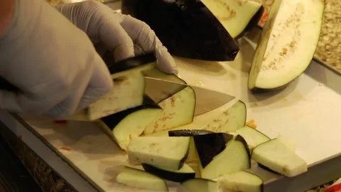 Cutting an eggplant Vídeos de archivo 143720184