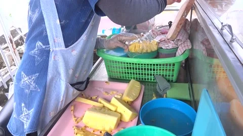 Cutting exotic fresh pineapple Vídeos de archivo 48567732