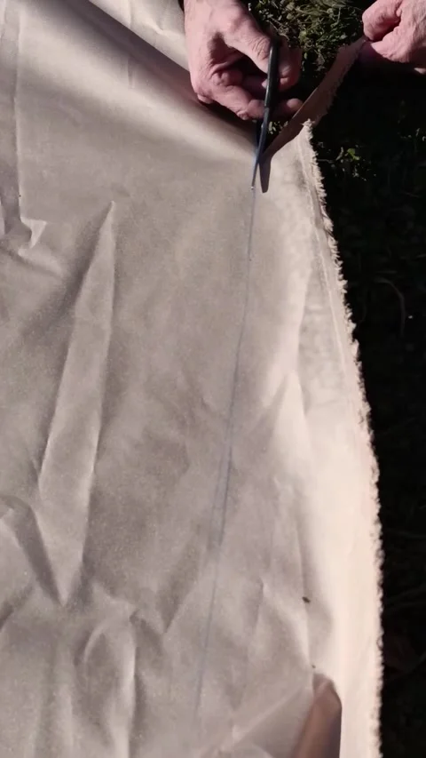 Cutting fabric with scissors Video stock 342592493