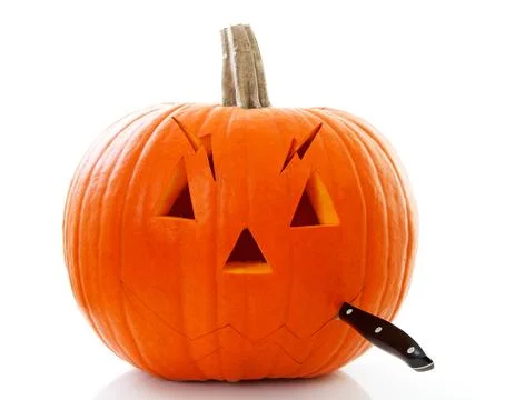 Cutting face out of pumpkin Foto stock