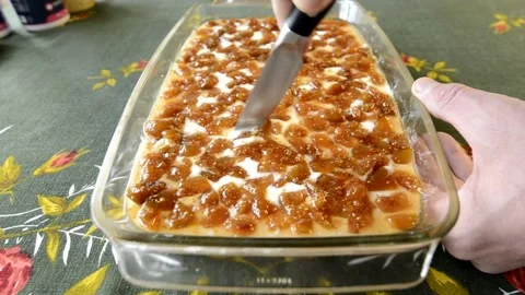 Cutting the fig cake 動画素材 147909663