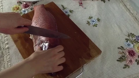 Cutting fish, cuts off the head. Stock-Footage 77900574