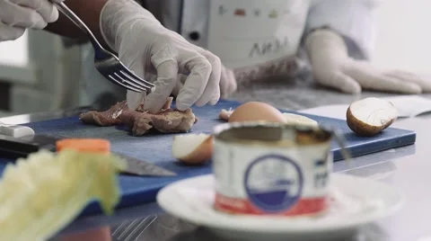 Cutting fish 動画素材 63320430