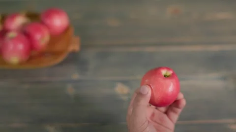 Cutting a Fresh Apple by Hand With a Knife Vídeos de archivo 345097337