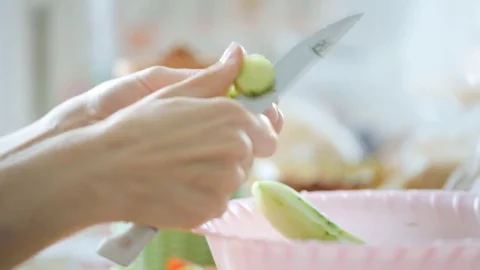 Cutting fresh cucumber for salad 库存影片 79670498