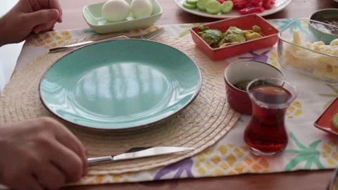 Cutting fresh eggs with knife for breakfast. Vídeo Stock 131345586