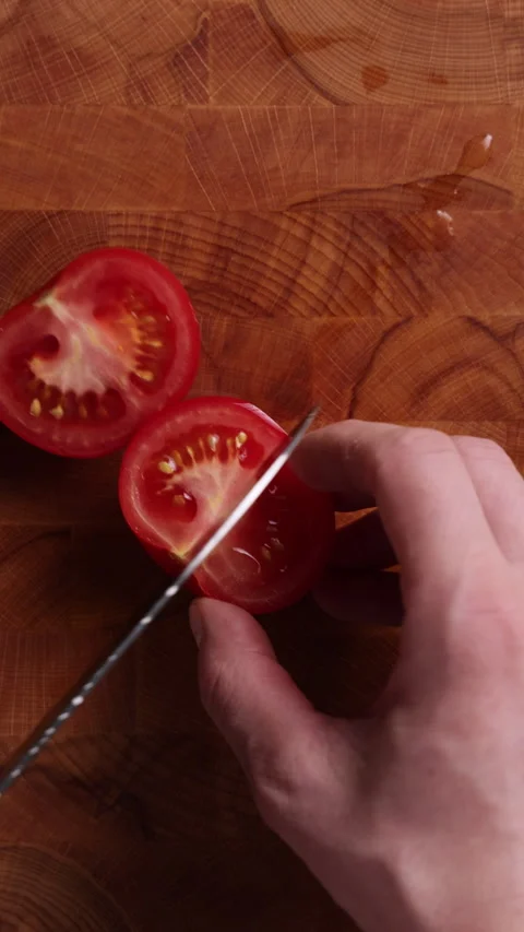 Cutting Fresh Tomato Close Up Vertical Top View Vidéo 336579938