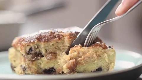 Cutting of freshly prepared bread pudding. Video stock 151196449