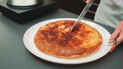 Cutting fried lavash stuffed with a knife Stock-Footage 252364137
