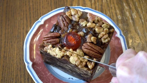 Cutting a fruit cake Vídeo Stock 101142851