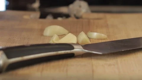 Cutting garlic Video stock 139015422