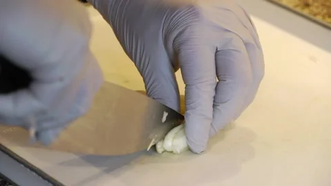 Cutting garlic Vídeos de archivo 143720211