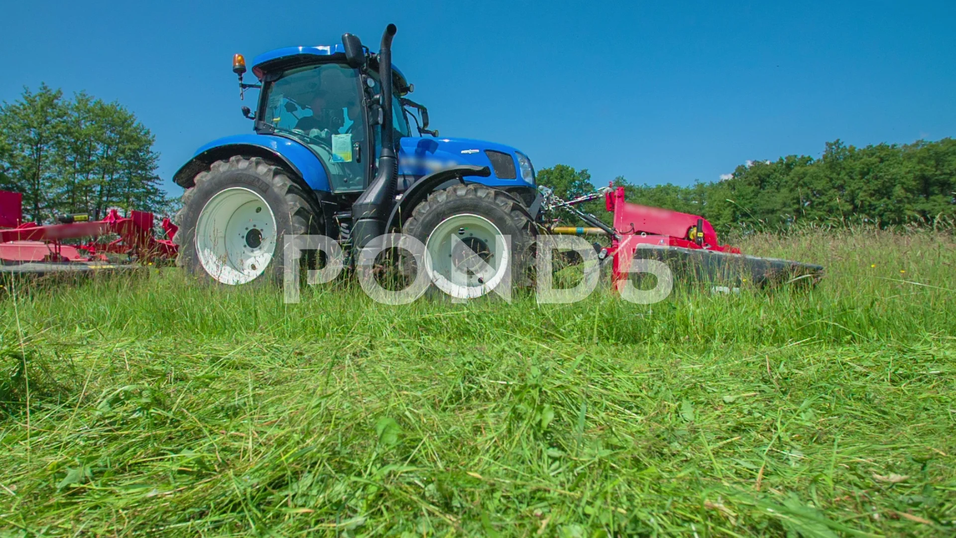 Field grass cutting outlet machine