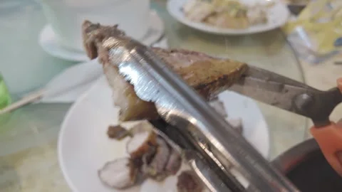 Cutting Grilled Pork Belly with Scissors into Strips onto Plate Close Up Vídeos de archivo 340414020