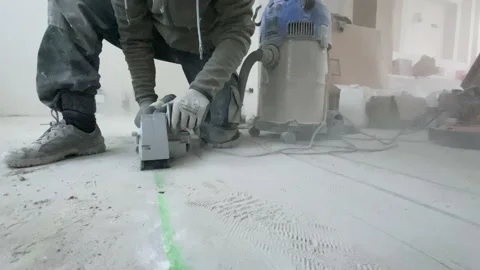 Cutting grooves in the concrete floor for installing underfloor heating Video stock 222570191
