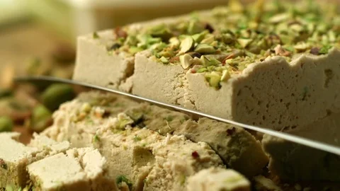  Cutting Halava with pistachioi Stockbeeldmateriaal 81806598