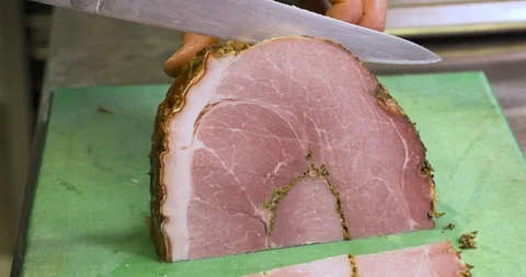 Cutting a ham in a gourmet restaurant Vídeos de archivo 89398453