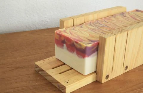 Cutting handcrafted soap 库存照片